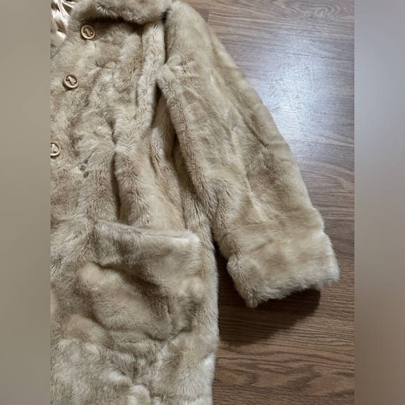 Mincara styled by Russel Taylor Coat - Picture 4 of 9